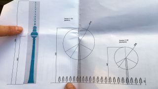 Eine Grafik zeigt, dass die neuen Windräder mit einer Höhe von 245 Metern höher sind als die Kuppel des Berliner Fernsehturms (Quelle: rbb/Dirk Schneider)