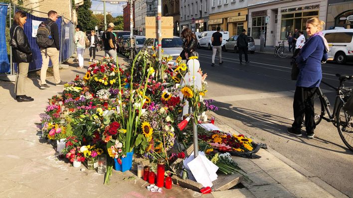Blumen und Kerzen haben Menschen an der Stelle abgestellt, an der am 06.09.2019 vier Menschen bei einem Verkehrsunfall gestorben waren. Ein Auto war hier an der Ecke Invalidenstraße/Ackerstraße auf einen Gehweg gefahren. (Quelle: rbb|24/Jörg Albinsky)