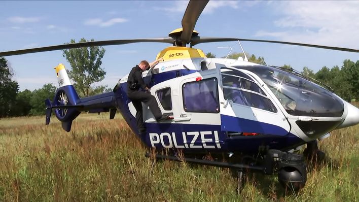 Ein Polizeihubschrauber steht am 27.08.2019 im brandenburgischen Jüterbog (Quelle: rbb)