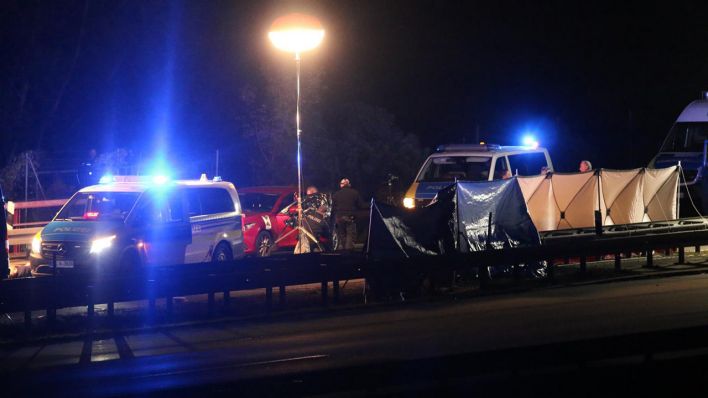 Polizisten sichern am Berliner Ring an der Anschlussstelle Hellersdorf Spuren, nachdem Polizisten einen mutmaßlichen Straftäter erschossen haben (Quelle: Pudwell)