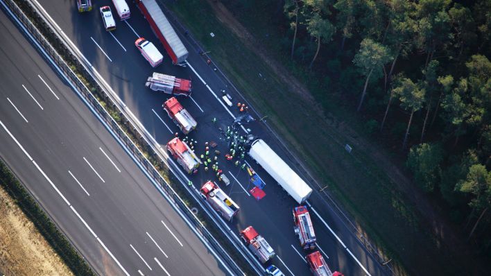 Drei Lastwagen sind am Mittwochmorgen auf der Autobahn 10 bei Schwielowsee (Potsdam-Mittelmark) aufeinander gefahren. (Quelle: Tino Schöning/rbb)