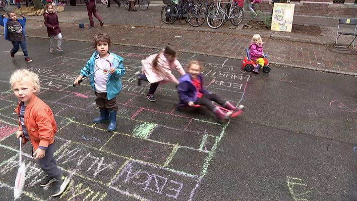 Kinder spielen auf der Straße. (Quelle: rbb)