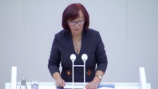 Die konstituierende Sitzung des Landtags: Marianne Spring-Räumschüssel (AfD) eröffnet die Sitzung. (Quelle: rbb)