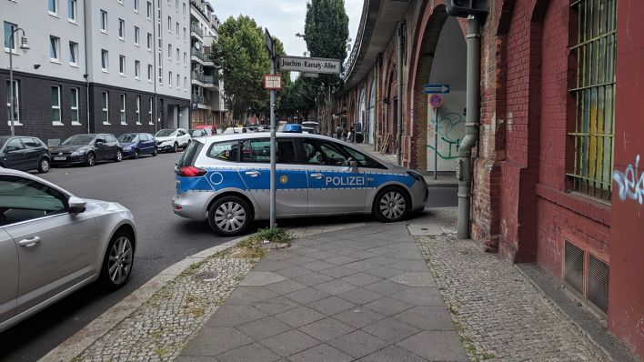 Polizeiwagen parkt auf dem Gehweg. (Quelle: twitter.com/Angelo_Rad)