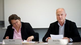 Bruno Küpper und Iris Lübke, stellvertretende Landeswahlleiterin, geben das endgültige Ergebnis der Landtagswahl 2019 in Brandenburg bekannt (Quelle: dpa/Monika Skolimowska).