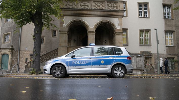 Ein Polizeiwagen steht am 27.09.2019 vor dem Amtsgericht Pankow/Weißensee. Dort hatten Unbekannte die Eingangstüre in Brand gesetzt und waren geflüchtet. (Bild: dpa/Paul Zinken)