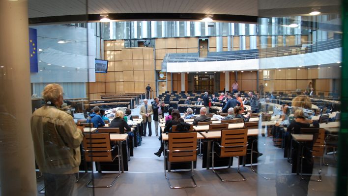 Besucher besichtigen zum Tag der offenen Tuer den Plenarsaal des Abgeordnetenhauses