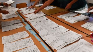 Brandenburg, Potsdam: Stimmzettel der Landtagswahl in Brandenburg werden in einem Wahllokal in der Voltaire-Schule ausgezählt. (Quelle: dpa/Settnik)