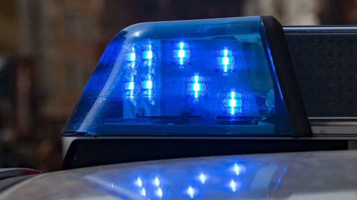 Das Blaulicht eines Berliner Polizeiwagens leuchtet, Archivbild (Quelle: DPA/Paul Zinken)