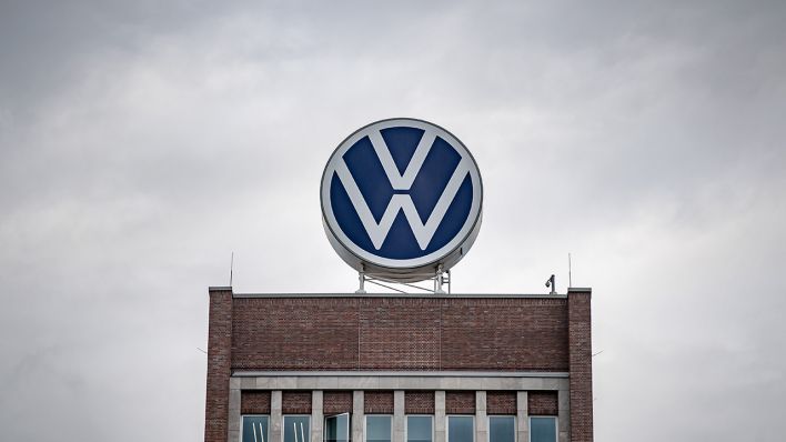 Ein großes VW-Logo steht auf dem Verwaltungshochhaus vom Volkswagen Werk. (Quelle: dpa/Sina Schuldt)