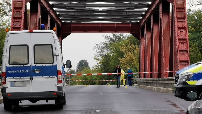 07.09.2019, Brandenburg, Eisenhüttenstadt: Beamte der Spurensicherung stehen auf einer Kanalbrücke. Nach einer Explosion ist ein unbekannter Mann tot aufgefunden worden (Quelle: dpa/Thomas Reinke)