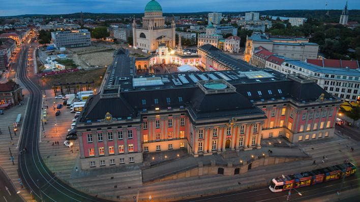 01.09.2019, Brandenburg, Potsdam: Der beleuchtete Landtag von Brandenburg am Abend nach der Landtagswahl (Quelle: dpa / Patrick Pleul).