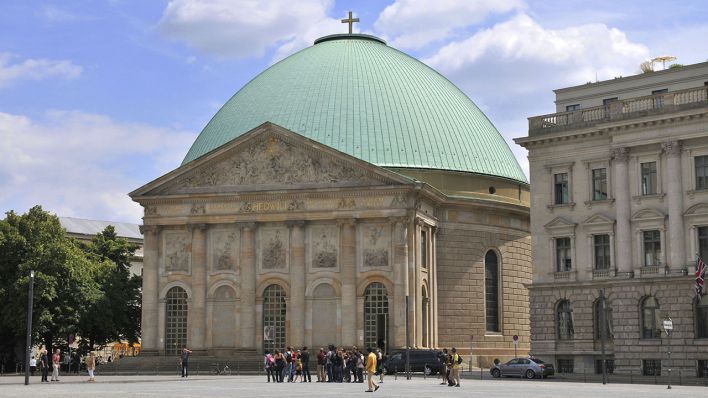 Die St. Hedwigs-Kathedrale am Bebelplatz in Berlin-Mitte (Quelle: dpa/Schoening)