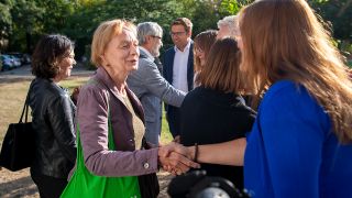 Vertreter der Grünen in Brandenburg werden von den Vertretern der SPD zu einem Sondierungsgespräch begrüßt. (Quelle: dpa/Monika Skolimowska)