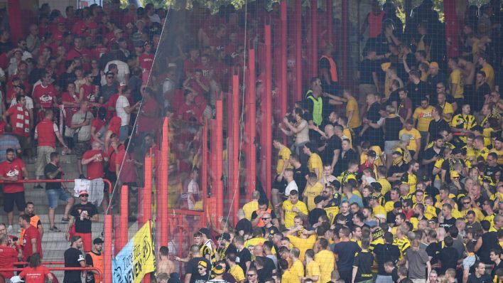 Fans von Union Berlin und Dortmund geraten aneinander (Quelle: imago images / Matthias Koch)