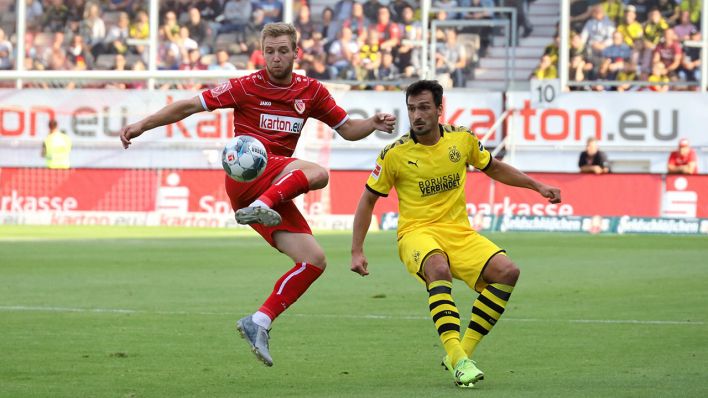 Energies Felix Brügmann im Zweikampf mit Dortmunds Mats Hummels (Quelle: imago images / Steffen Beyer)