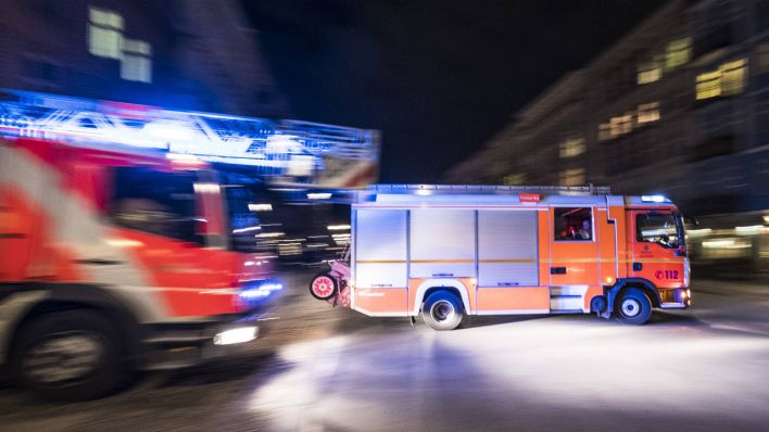 Löschfahrzeug und Drehleiter der Berliner Feuerwehr beim Ausrücken aus einer Feuerwache (Quelle: imago-images/snapshot)