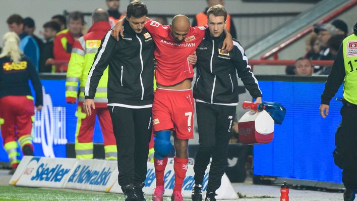Akaki Gogia verlässt verletzt das Spielfeld. Quelle: imago images/Jan Huebner