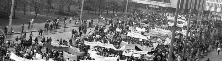 Menschenmassen auf der Karl Liebknecht Straße in Berlin Ost während der Demonstration am 4. November für Meinungs- und Versammlungsfreiheit sowie eine reformierte DDR. (Quelle: imago images/Stana)