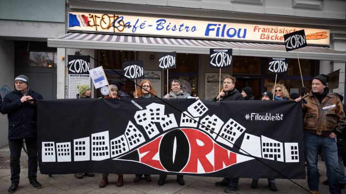 Ende 2017 protestierten rund 2.500 Menschen vor dem Café Filou (Quelle: imago images/Christian Mang).
