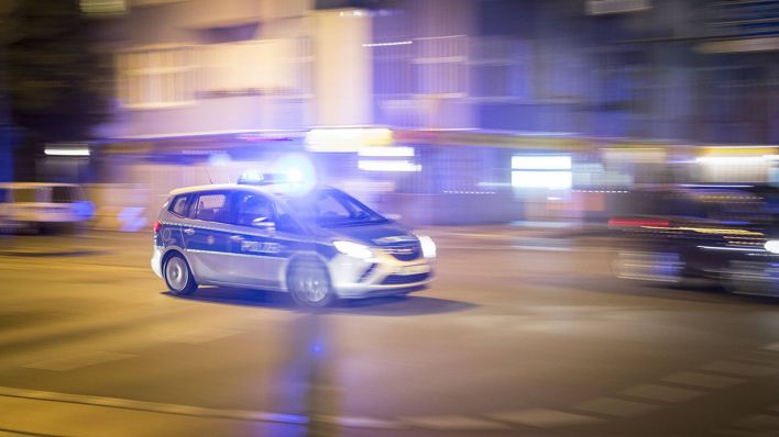 Symbolbild: Die Berliner Polizei auf dem Weg zu einem nächtlichen Einsatz (Quelle: imago images/Florian Gärtner).