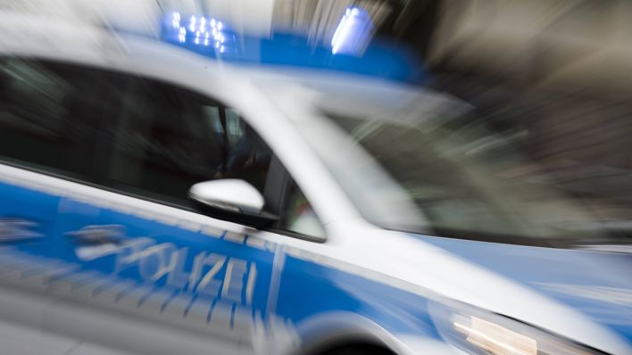 Symbolbild: Streifenwagen der Berliner Polizei mit Blaulicht. (Quelle: imago images/T.Seeliger)