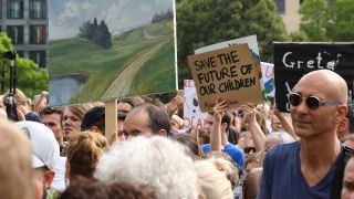 Klimaaktivisten demonstrieren am 19.07.2019 im Invalidenpark im Regierungsviertel für das Klima, den Klimaschutz und eine bessere und saubere Umwelt. (Bild: imago-images/Müller-Stauffenberg)