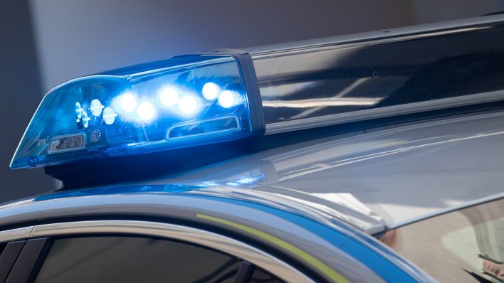 Symbolbild: Polizeiwagen im Einsatz mit Blaulicht (Quelle: imago images/Alexander Pohl)