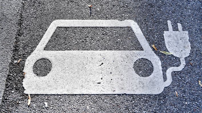 Symbolbild- An einer Ladestation für E-Autos ist ein Piktogramm auf dem Asphalt. (Bild: imago-images/Frank Hoermann)