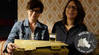 Die Filmemacherinnen Brit-J. Grundel und Maja Stieghorst mit einem Westpaket am 16.09.2019 im DDR-Museum. In ihrem Film "Der Duft des Westpakets", gehen sie auf die Suche nach dem Geruch der Pakete. (Quelle: rbb|24/Caroline Winkler)