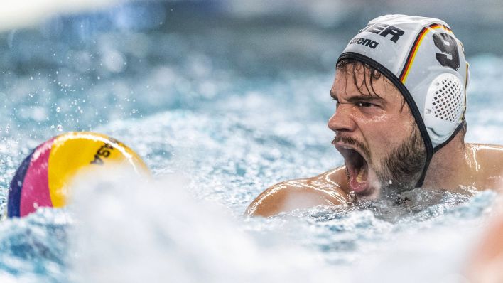 Wasserball-Nationalspieler Marko Stamm von den Wasserfreunden Spandau04 stößt im Wasser einen Jubelschrei aus. Bild: Imago/Robert Michael.