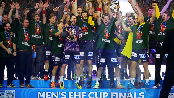Die Füchse jubeln über den EHF-Pokal in der eigenen Halle (imago images)