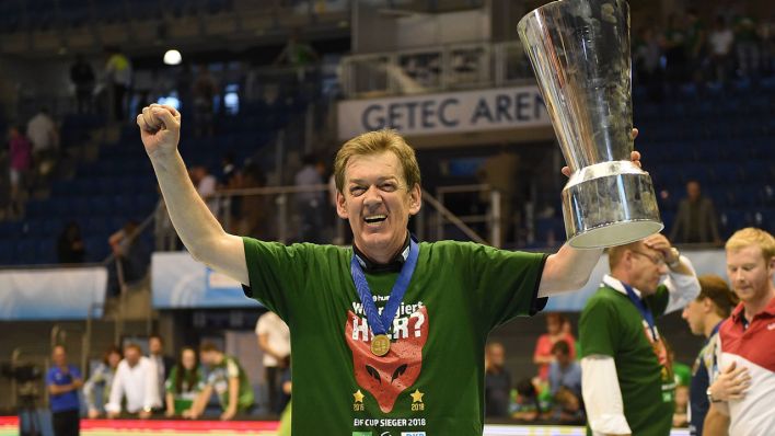 Alba-Trainer Velimir Petkovic mit dem EHF-Pokal (imago images)