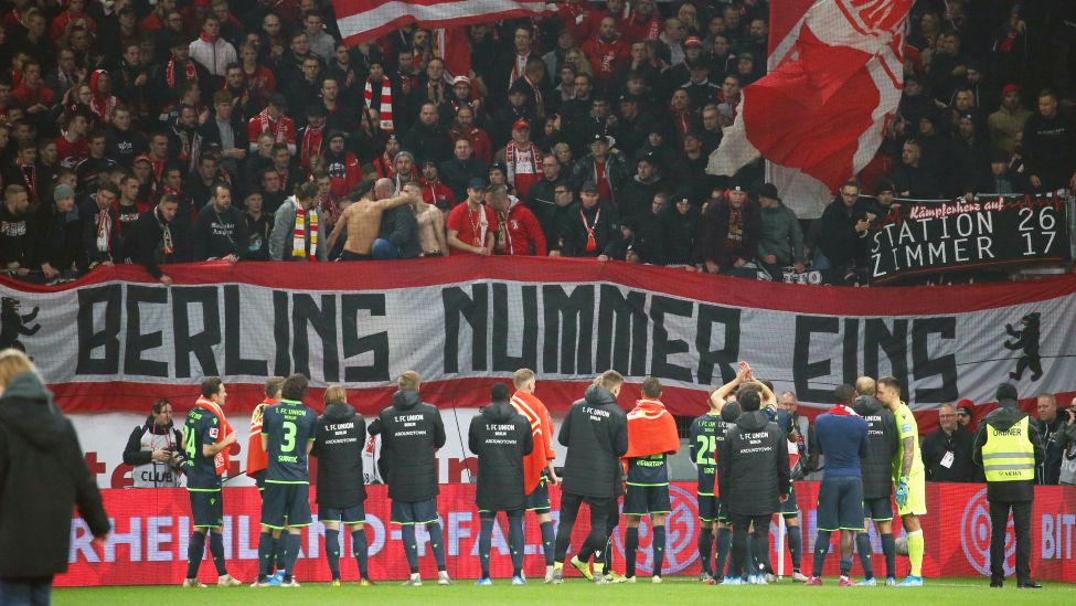 Spieler des 1. FC Union Berlin jubeln vor ihrer Fankurve in Mainz. (Quelle: imago images/Eibner)
