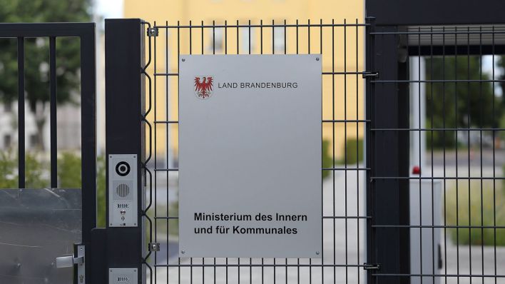 Schild am Eingang zum Innenministerium des Landes Brandenburg (Bild: imago images/Martin Müller)