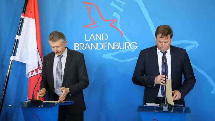 Innenminister Schröter (l) und Finanzminister Görke (Bild: imago images/Martin Müller) Innenminister Schröter (l) und Finanzminister Görke (Bild: imago images/Martin Müller)