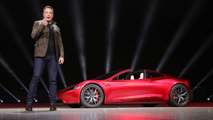 Elon Musk vor einem Roadster (Bild: imago images/UPI Photo)