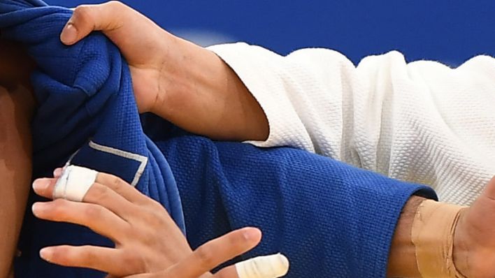 Zwei Judoka haben sich im Griff. Quelle: imago images/Xinhua