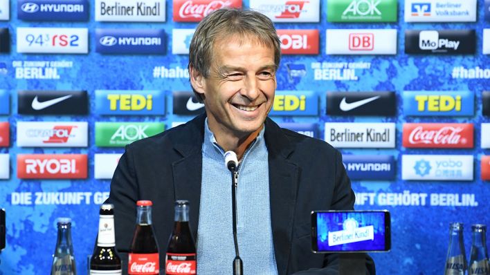Jürgen Klinsmann bei seiner Vorstellung zum neuen Hertha-Trainer. Quelle: imago images/Matthias Koch