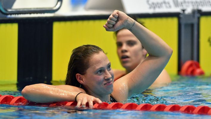 Sarah Köhler bejubelt Weltrekord im Schwimmbecken. (Quelle: imago/Bernd König)