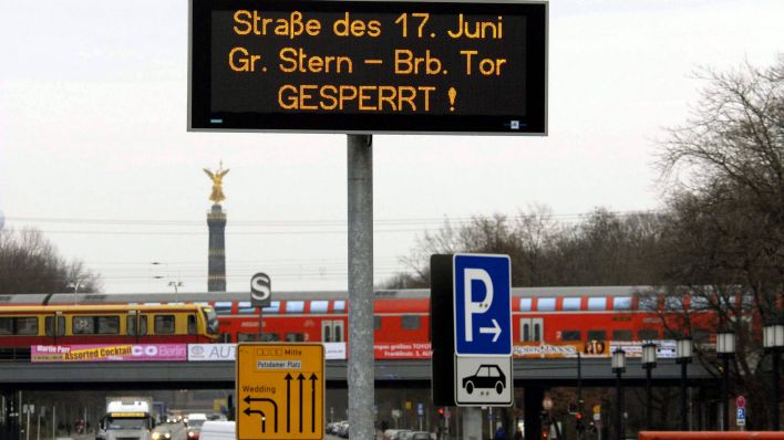 ARCHIV - Elektronische Hinweistafel in Berlin/Charlottenburg informiert die Verkehrsteilnehmer über die Sperrung der Straße des 17. Juni vom Großen Stern zum Brandenburger Tor. (Foto: imago images/PEMAX)