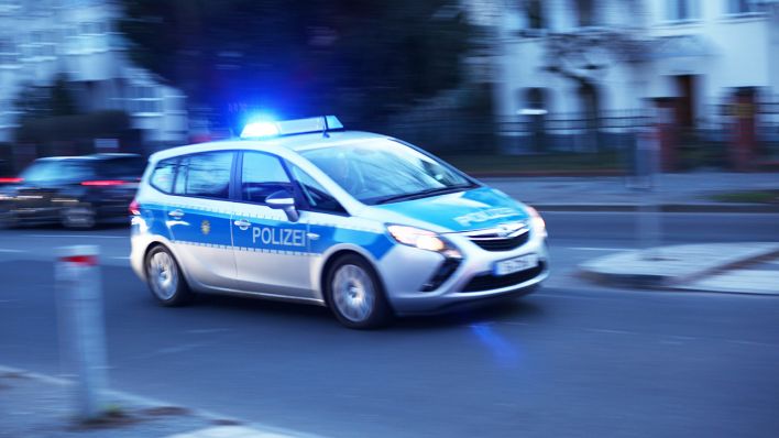 Symbolbild: Ein Polizeiauto fährt in Berlin bei einem Blaulichteinsatz über die Straße. (Quelle: dpa/Wolfram Steinberg)