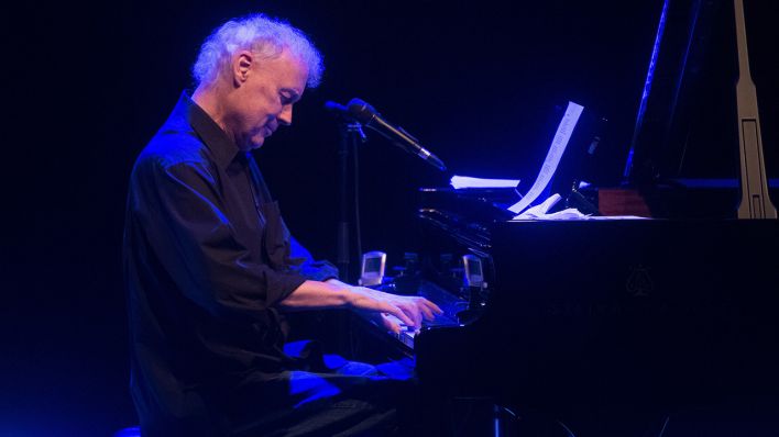 Sänger und Pianist Bruce Hornsby bei einem Auftritt in London im November 2019 (Quelle: picture alliance/Photosho)