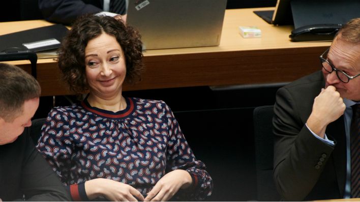 Ramona Pop (Bündnis 90/ Die Grünen) Wirtschaftsministerin, lacht in Zustimmung von Klaus Lederer ( Die Linke, l ), Kultursenator und Michael Müller (SPD)