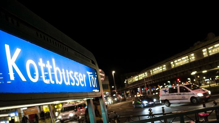 «Kottbusser Tor» ist am 01.03.2017 in Berlin am Abend auf dem Schild am Zugang zum U-Bahnhof zu lesen. (Quelle: dpa/Zinken)