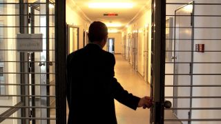 ARCHIV - Ein Justizbeamter steht in einem Zellentrakt der Justizvollzugsanstalt Cottbus im Stadtteil Dissenchen (Brandenburg) (Quelle: dpa / Patrick Pleul).