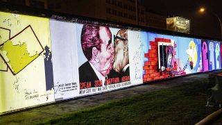 03.11.2019, Berlin: Ein Testlauf der Multimedia-Show zu den Feierlichkeiten anläßlich des Jahrestages des Mauerfall ist an der East Side Galery zu sehen (Quelle: dpa/Paul Zinken)
