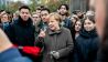 09.11.2019, Berlin: Bundeskanzlerin Angela Merkel (CDU) spricht mit Schülern nach der Gedenkveranstaltung der Stiftung Berliner Mauer an der Bernauer Straße. (Quelle: dpa/Nietfeld)