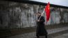 Ein Mann demontstriert mit Sowjetflagge nach eigener Aussage gegen den Kapitalismus (Quelle: dpa/Schreiber)