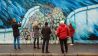 09.11.2019, Berlin: Touristen fotografieren sich an der East Side Gallery, der ehemaligen Berliner Mauer, vor dem Werk «Es geschah im November» des Künstlers Kani Alavi. (Quelle: dpa/Fischer)